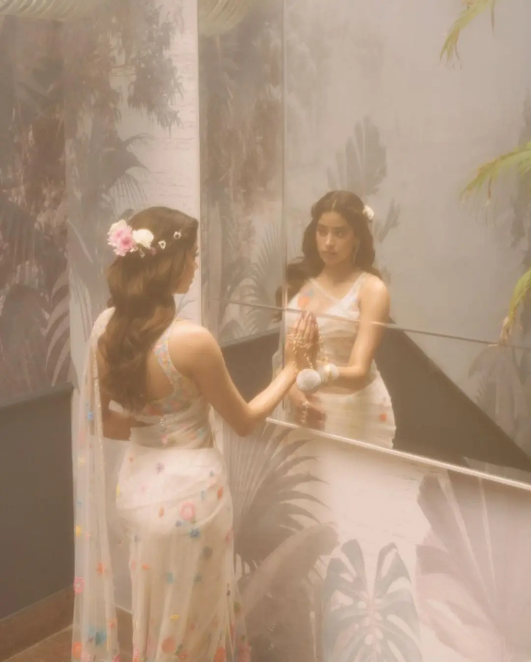 JANHVI KAPOOR PHOTOSHOOT IN WHITE SAREE SLEEVELESS BLOUSE 2